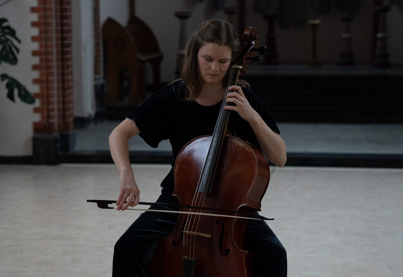 Madeleine Bouissou playing cello