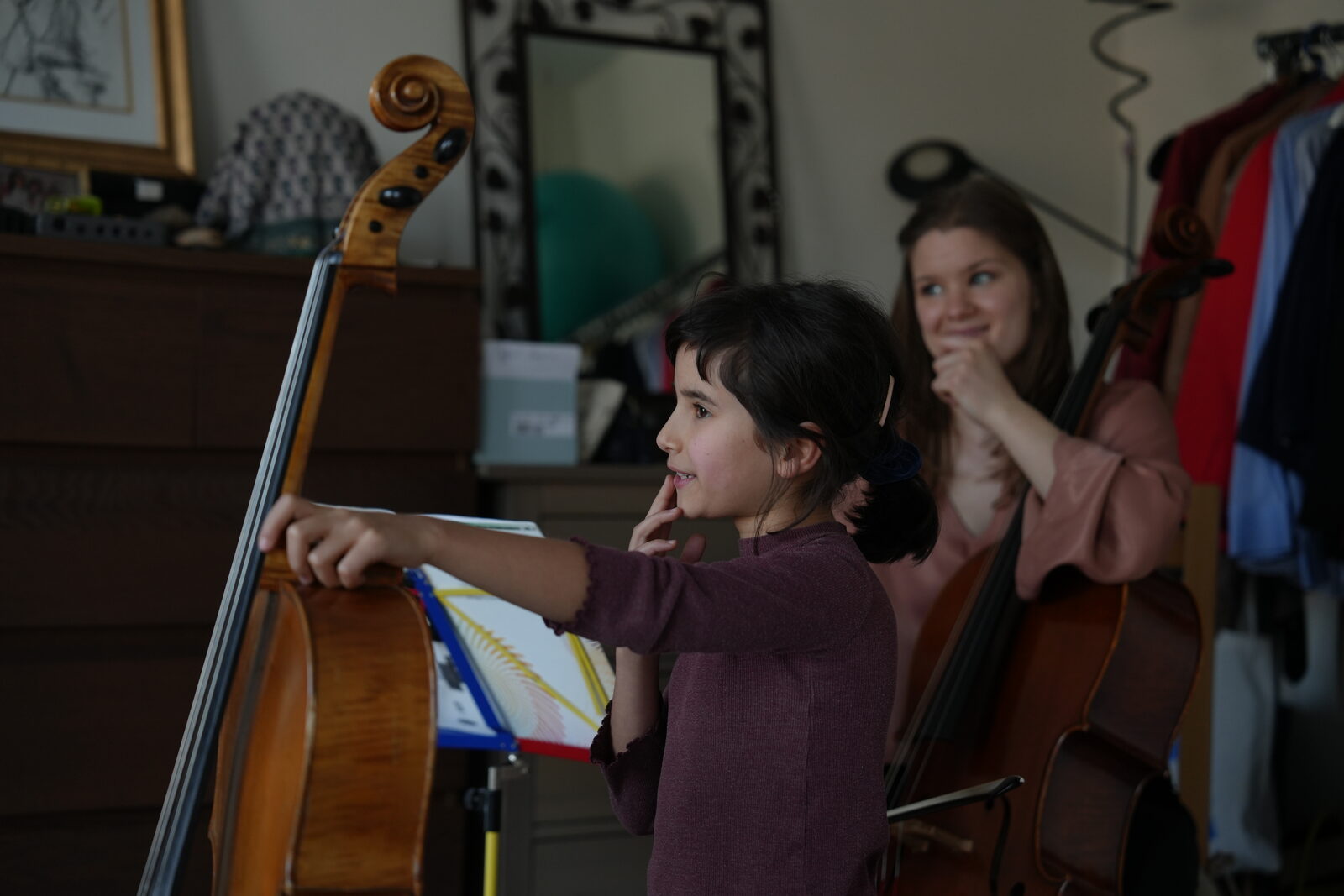 Madeleine Bouissou teaching cello