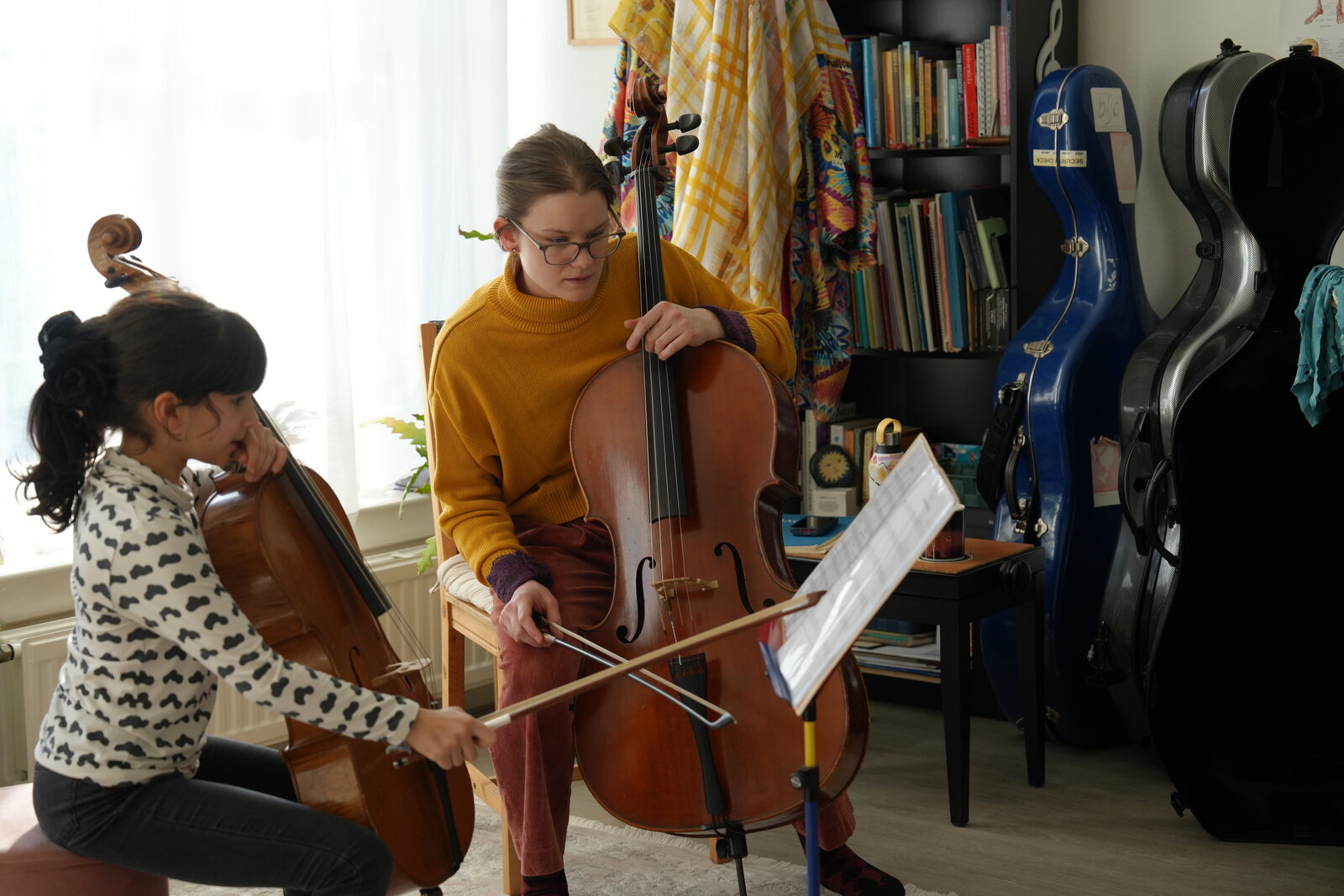 Madeleine Bouissou teaching cello